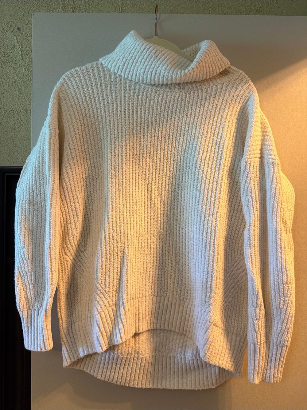 Old Navy Cozy Turtleneck Ribbed Knit Sweater - Cream size m